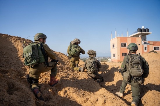 這張以色列國防軍12月10日發(fā)布的照片顯示，以軍地面部隊在加沙地帶進行軍事行動。新華社發(fā)