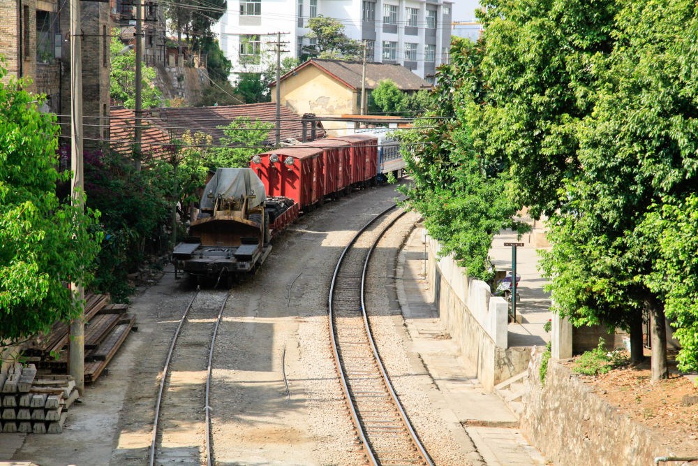 滇越鐵路宜良段的鐵軌與貨車（2013年3月26日攝）。