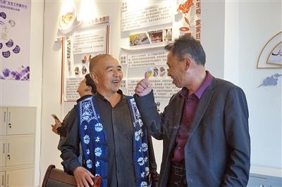  在大理州古生村訴訟服務(wù)站內(nèi)，全國(guó)人大代表樊九平為“阿鵬調(diào)解員”點(diǎn)贊。