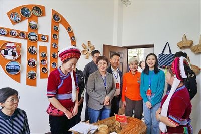  在大理法院喜洲法庭，代表們與“金花調(diào)解員”共同探討民族特色調(diào)解工作方法。
