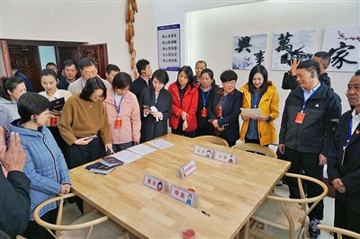 在劍川法院家事調(diào)解室內(nèi)，該院制作的《離婚證明書(shū)》引起了代表們的關(guān)注。