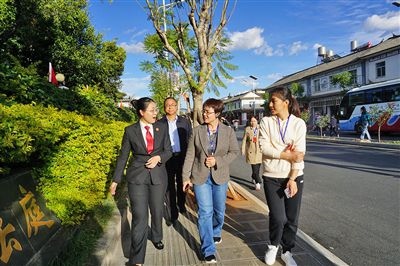  全國(guó)人大代表王爭(zhēng)（右一）、張海鷗（右二）向法官了解民族特色調(diào)解工作機(jī)制。