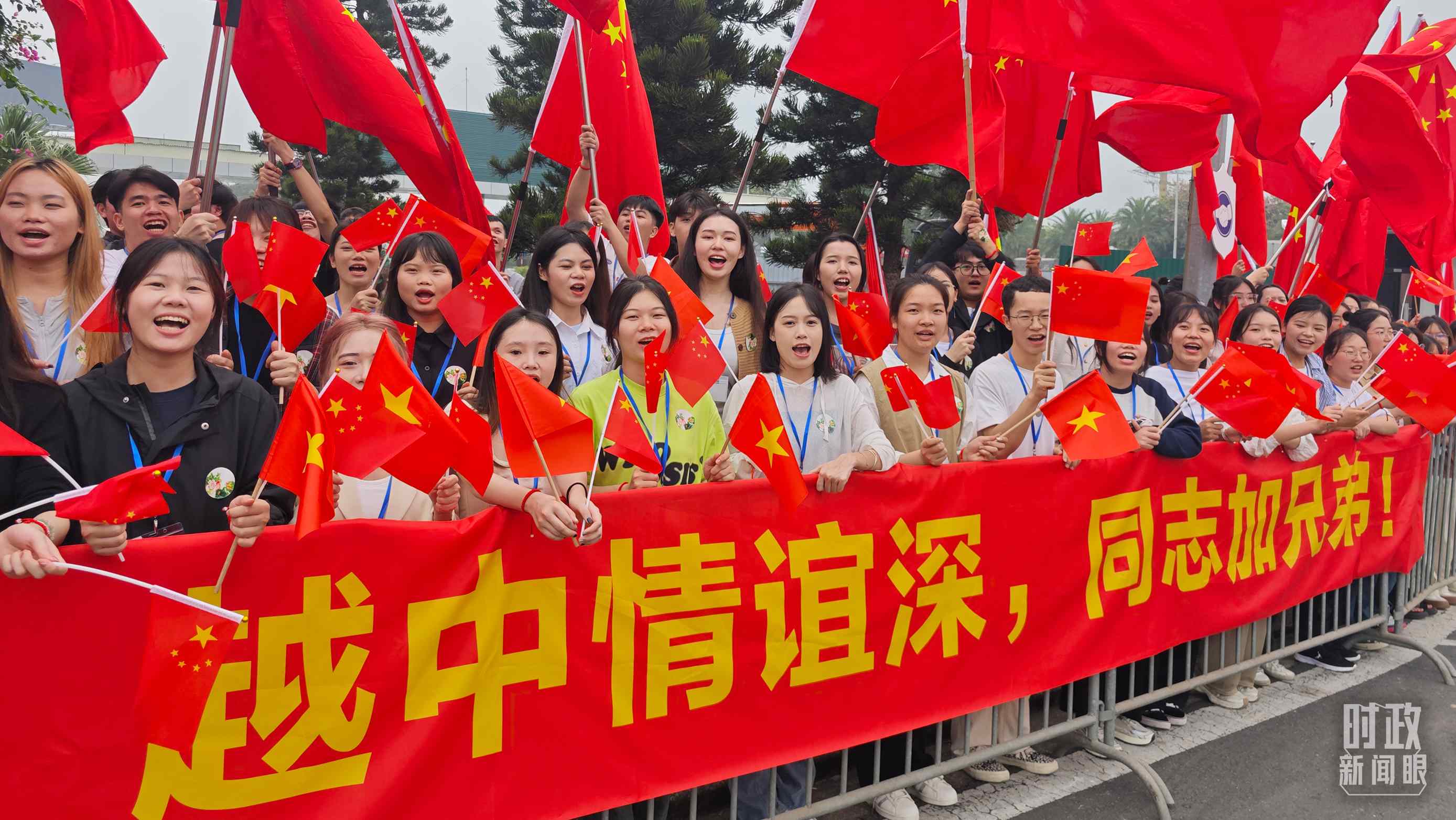 △習(xí)近平乘車從機(jī)場赴下榻飯店途中，許多人自發(fā)聚集在道路兩旁，揮舞兩國旗幟，表達(dá)熱烈歡迎。（總臺央視記者耿小龍拍攝）