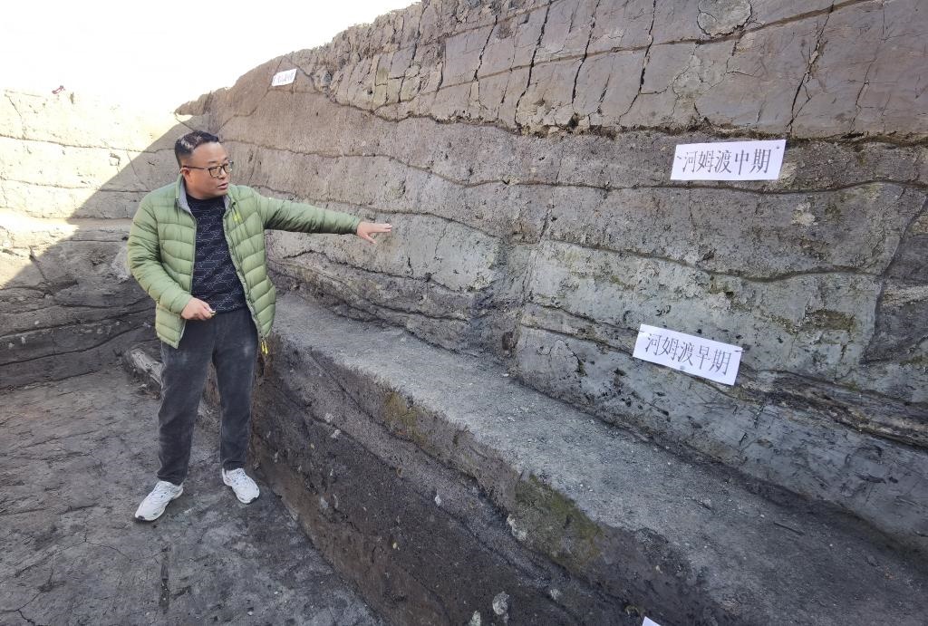 12月14日，汶溪遺址發(fā)掘項(xiàng)目現(xiàn)場(chǎng)負(fù)責(zé)人雷少介紹遺址整體情況。新華社記者顧小立 攝