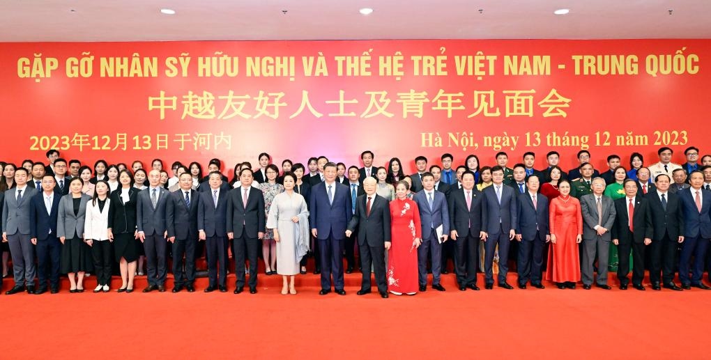 這是習(xí)近平夫婦和阮富仲夫婦同中越兩國(guó)青年和友好人士代表親切合影。
