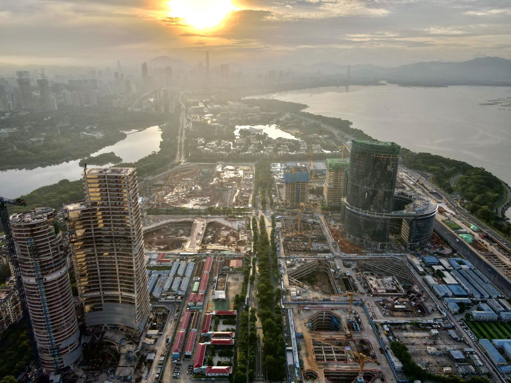 位于深圳市南山區(qū)的深圳灣超級總部基地建設(shè)現(xiàn)場（無人機照片，2023年8月26日攝）。新華社記者 周科 攝