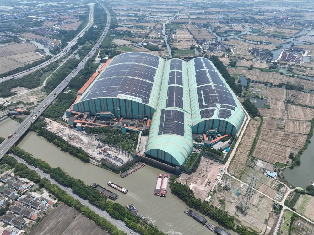 這是江蘇蘇州市常熟市龍騰特種鋼有限公司碼頭料場屋頂光伏（無人機照片，2023年6月9日攝）。新華社記者 季春鵬 攝