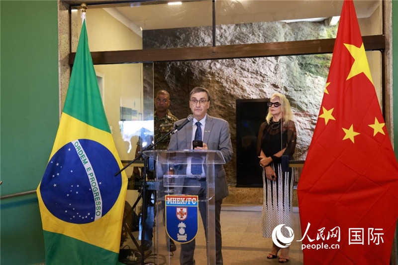 巴西攝影聯(lián)合會主席卡洛斯·甘達拉在攝影展開幕式上致辭。 人民網(wǎng)記者 陳海琪攝