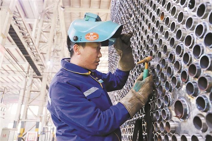 邵旭鵬在車間進(jìn)行電焊作業(yè)。受訪者供圖