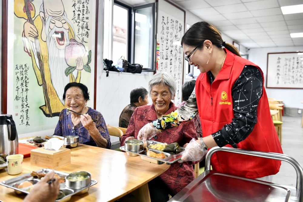 在山東省乳山市城區(qū)街道騰甲莊村幸福食堂，志愿者為老人們配送午餐（2023年6月24日攝）。新華社記者 郭緒雷 攝
