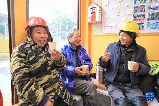 12月16日，幾名戶外勞動者在位于浙江舟山市的一家“勞動者驛站”里喝姜茶驅(qū)寒。