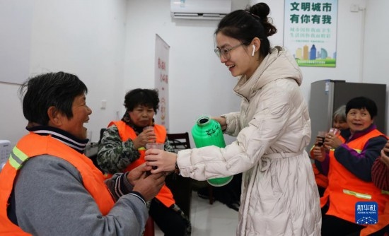 12月16日，在浙江省湖州市德清縣乾元鎮(zhèn)環(huán)衛(wèi)工人愛心驛站，志愿者為環(huán)衛(wèi)工人倒紅糖姜茶。