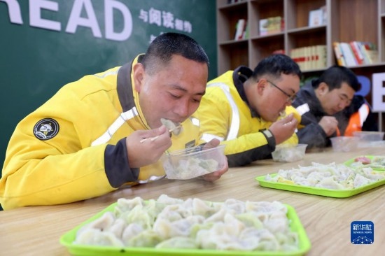 12月16日，在山東省棗莊市市中區(qū)城管藍(lán)職工志愿服務(wù)驛站，戶外勞動者吃上熱氣騰騰的水餃。