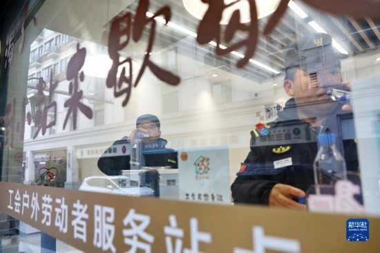 12月16日，戶外工作者在浙江省嘉興市南湖區(qū)丁家橋社區(qū)個性化“惠工小站”休息。