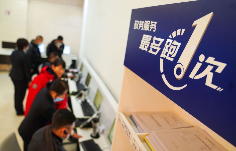在吉林省長春市二道區(qū)政務(wù)服務(wù)中心輔助填報區(qū)，市民在工作人員的輔助下進行事項填報（2020年11月23日攝）。新華社記者 許暢 攝