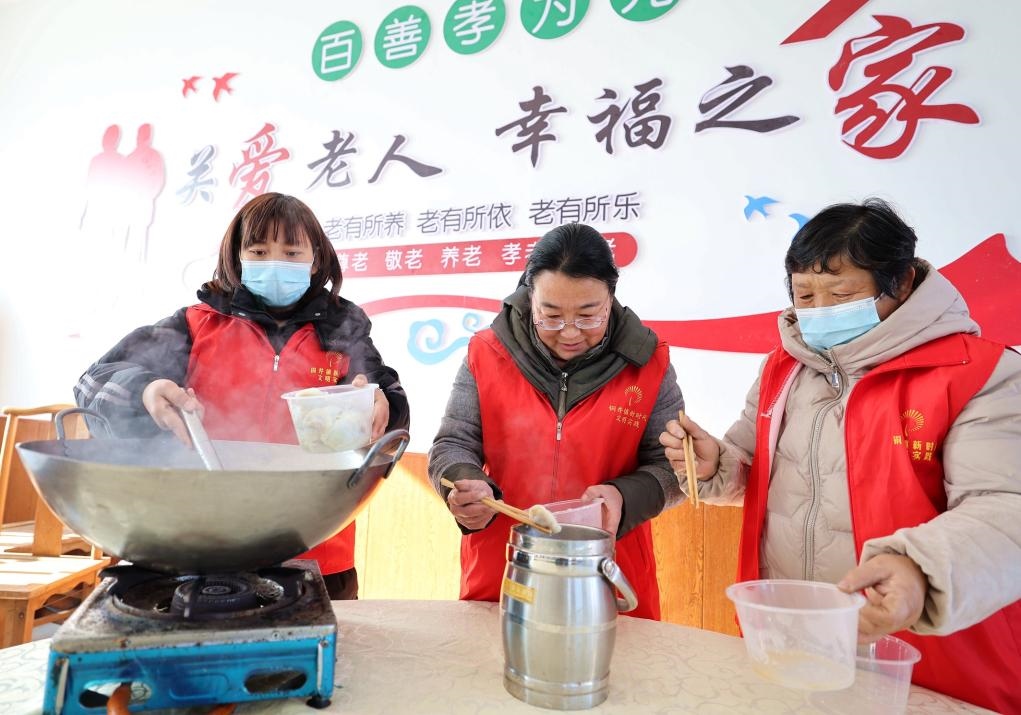 12月17日，在山東省臨沂市沂南縣銅井鎮(zhèn)杜山社區(qū)孝善食堂，志愿者們在為社區(qū)內(nèi)獨居和行動不便的老人煮水餃。 新華社發(fā)（王彥冰 攝）
