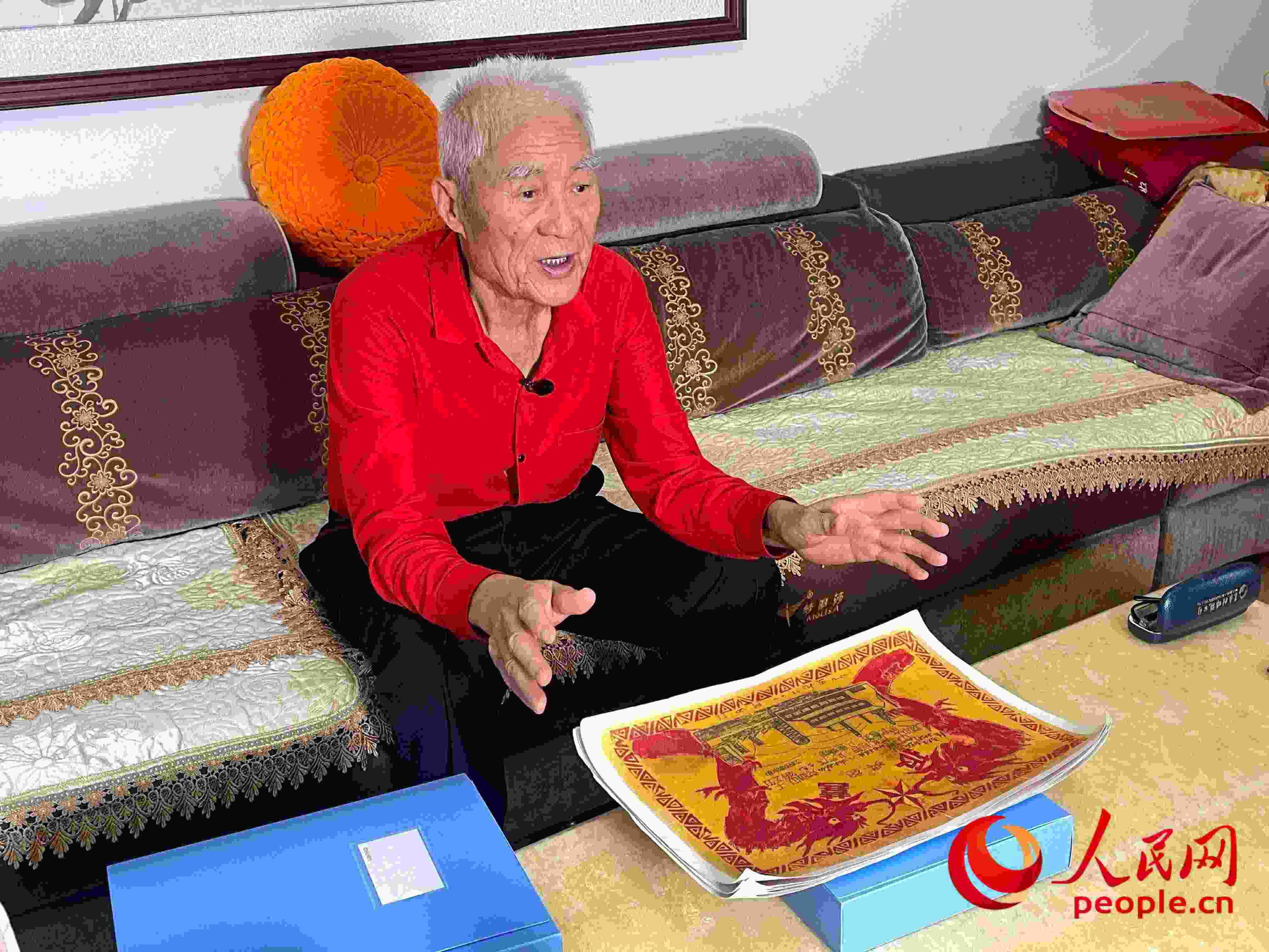 馬太生向采訪團講述自己獲得獎狀的經(jīng)歷。人民網(wǎng) 周靜圓攝