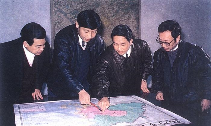 1991年12月，習(xí)近平與同事討論福州市戰(zhàn)略規(guī)劃設(shè)想。