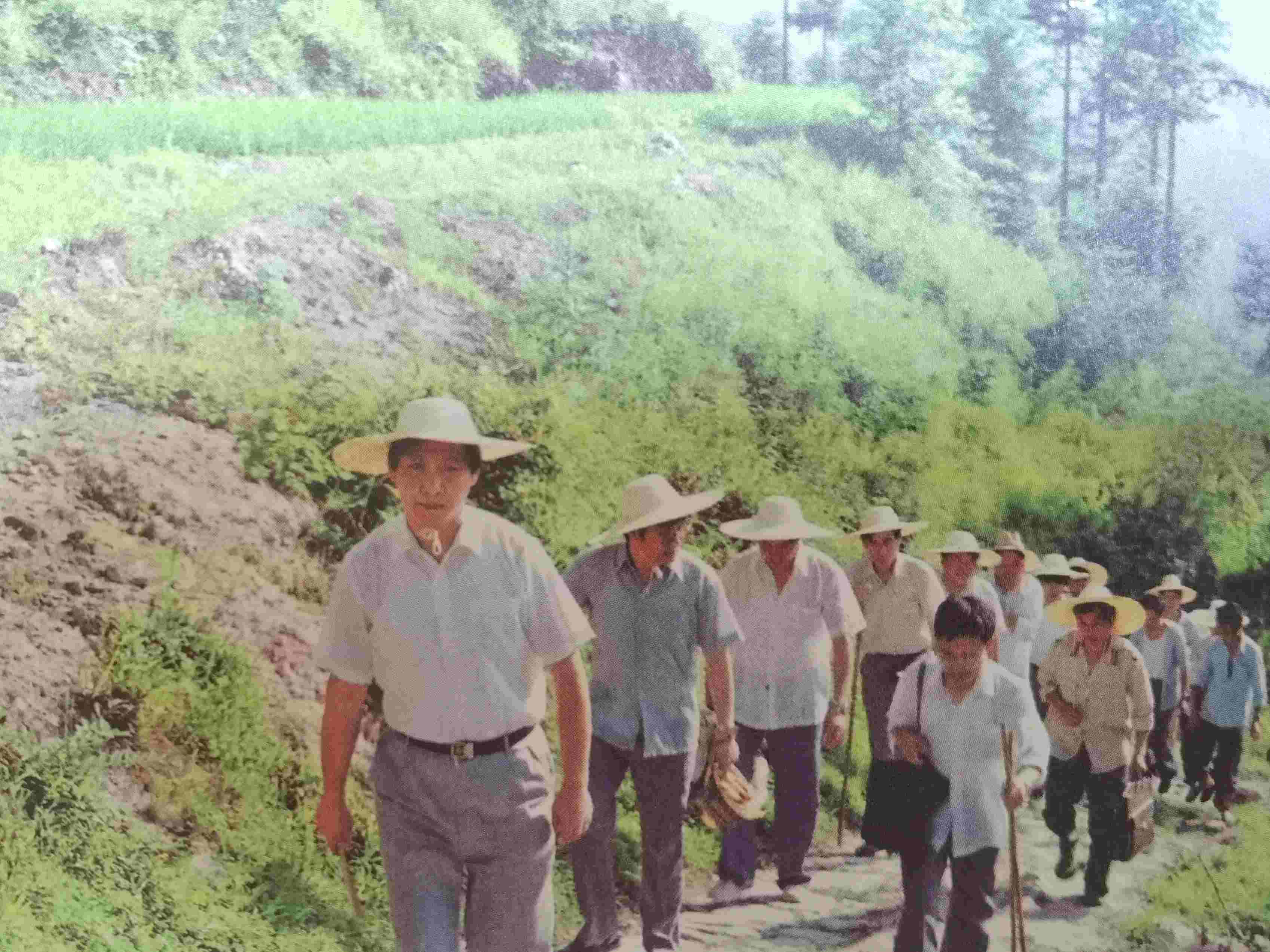 1989年7月，習(xí)近平冒著酷暑，帶頭步行到下黨鄉(xiāng)調(diào)研。