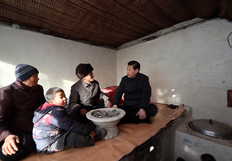 2012年12月30日，習近平在河北省阜平縣龍泉關鎮(zhèn)駱駝灣村看望唐榮斌老人一家。