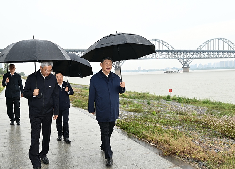 2023年10月10日，習近平總書記在江西長江國家文化公園九江城區(qū)段冒雨考察。