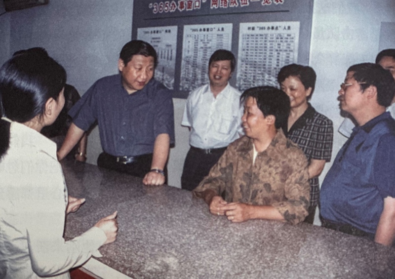 2003年6月，習近平在浙江金華市磐安縣新渥鎮(zhèn)“365辦事窗口”調(diào)研。
