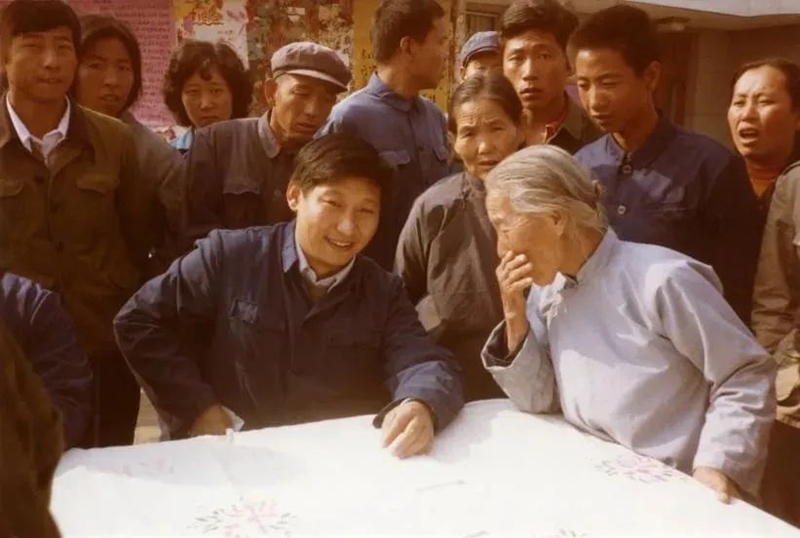 1983年，時任河北正定縣委書記的習近平，臨時在大街上擺桌子聽取老百姓意見。
