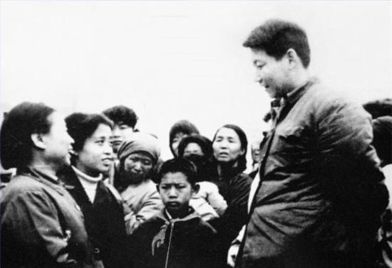 1983年，時(shí)任中共正定縣委書記的習(xí)近平同趙村群眾交談。