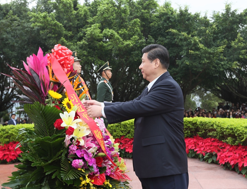 2012年12月8日，習(xí)近平在深圳蓮花山公園向鄧小平銅像敬獻(xiàn)花籃。