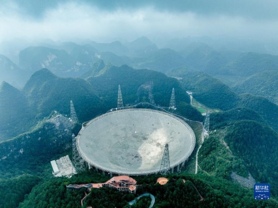 這是2023年7月26日拍攝的“中國天眼”全景（無人機(jī)照片，維護(hù)保養(yǎng)期間拍攝）。 新華社記者 歐東衢 攝