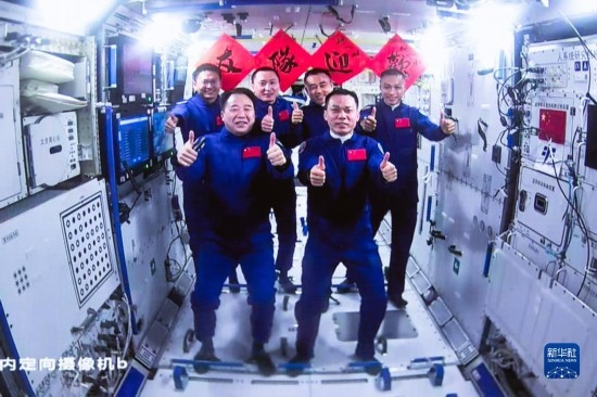 這是2023年10月26日在北京航天飛行控制中心拍攝的神舟十六號航天員乘組與神舟十七號航天員乘組“全家?！薄?新華社發(fā)（韓啟揚(yáng) 攝）
