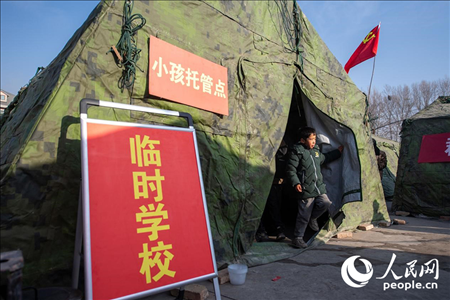 12月22日，在積石山縣大河家鎮(zhèn)大河村安置點，陸軍76集團軍某旅搭建的“臨時學?！背蔀樾∨笥训摹凹佑驼尽?。人民網(wǎng)記者 翁奇羽攝