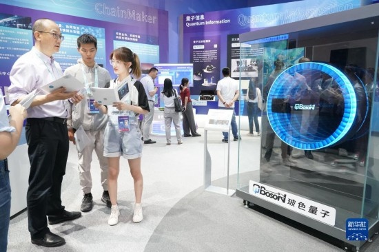 這是2023年5月26日在北京中關(guān)村國家自主創(chuàng)新示范區(qū)展示中心拍攝的100量子比特相干光量子計(jì)算機(jī)（模型）。 新華社記者 任超 攝