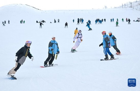 12月21日，游客在那拉提國際滑雪場(chǎng)滑雪。