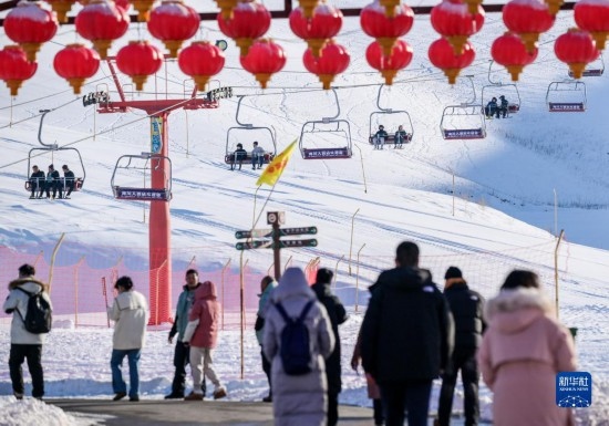 12月21日，那拉提國際滑雪場(chǎng)迎來眾多游客。