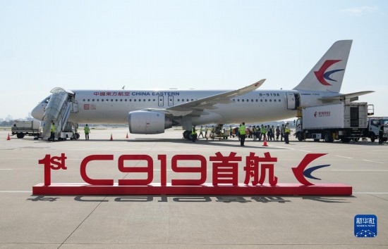 這是2023年5月28日在上海虹橋國際機(jī)場停機(jī)坪拍攝的C919飛機(jī)。當(dāng)日，由C919大型客機(jī)執(zhí)飛的東方航空MU9191航班平穩(wěn)降落在北京首都國際機(jī)場，標(biāo)志著該機(jī)型圓滿完成首個(gè)商業(yè)航班飛行，正式進(jìn)入民航市場，開啟市場化運(yùn)營、產(chǎn)業(yè)化發(fā)展新征程。 新華社記者 丁汀 攝