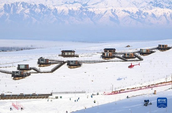 那拉提國際滑雪場(chǎng)旁新近落成的雪景星空民宿（12月21日攝）。