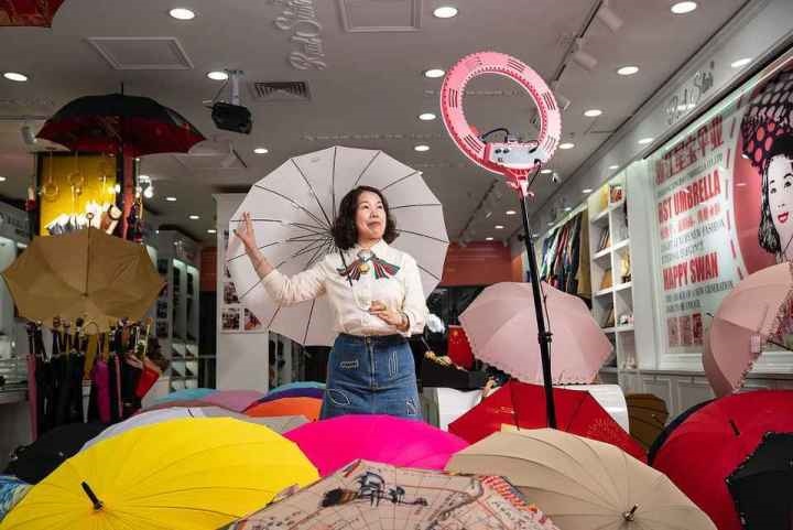 在義烏打拼了27年的商戶張吉英，正通過直播銷售雨傘。義烏市委宣傳部供圖