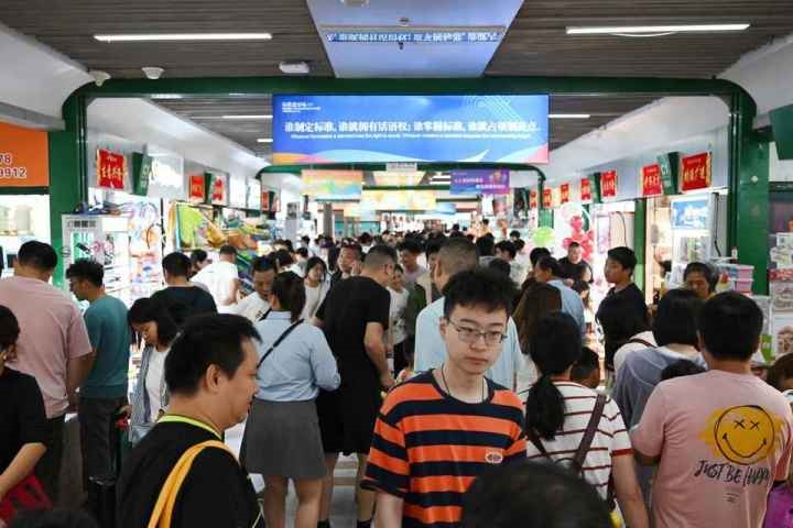 國慶長假期間，“世界超市”摩肩接踵。共享聯盟·義烏 吳峰宇 攝
