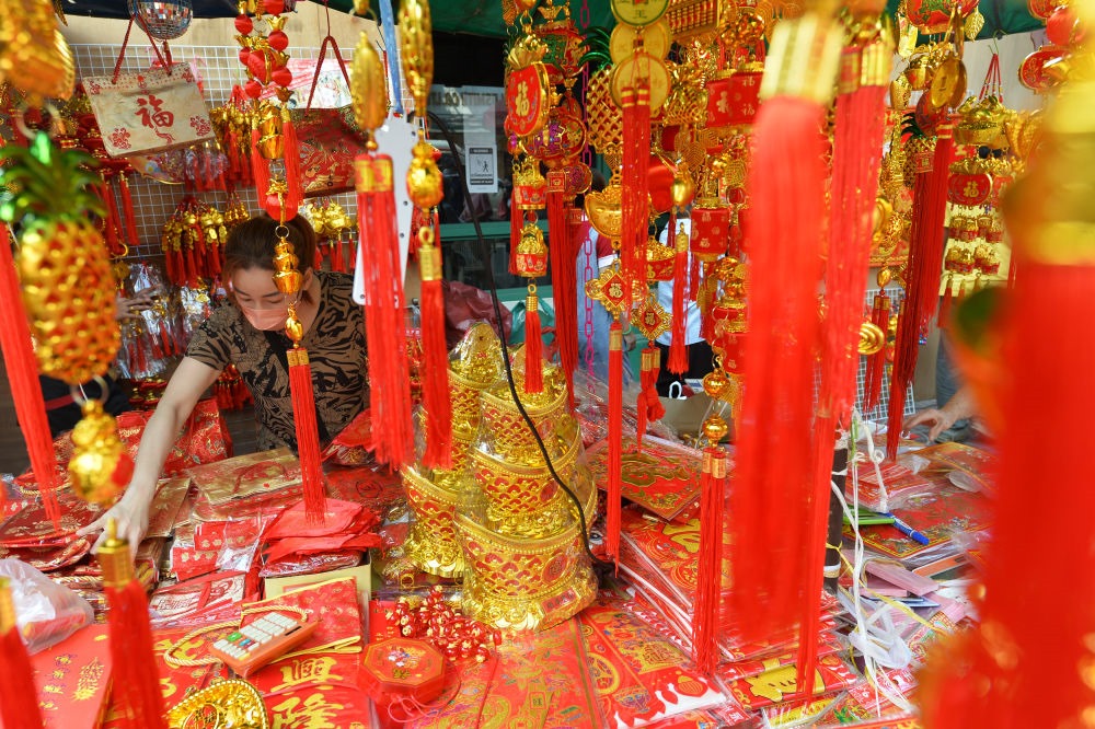 一名商販在泰國曼谷唐人街的攤位上擺放春節(jié)飾品。新華社發(fā)（拉亨攝）