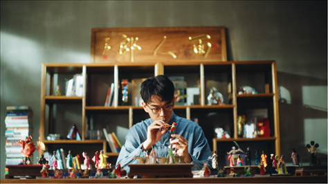郎佳子彧通過短視頻直播，讓更多人關(guān)注并喜歡捏面人。受訪者供圖