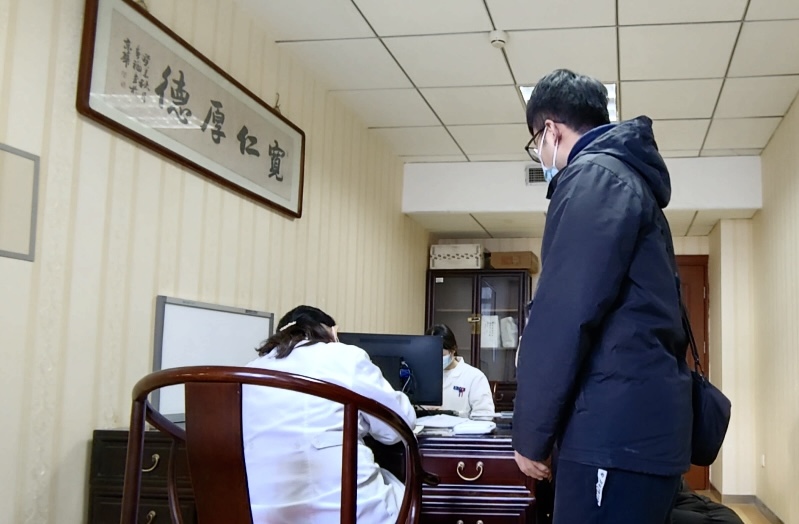 陪診師大飛陪同來京就診的患者在醫(yī)院問診。人民網(wǎng)記者 任妍攝