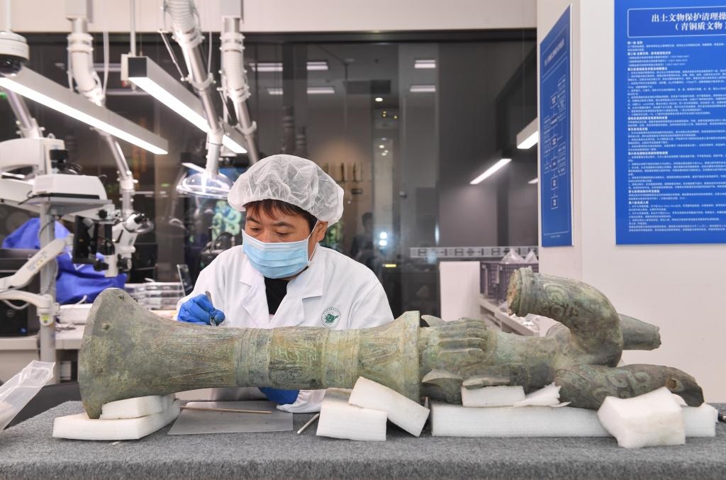 在三星堆博物館文物保護(hù)與修復(fù)館內(nèi)，工作人員在對(duì)文物進(jìn)行清理。新華社記者劉坤 攝