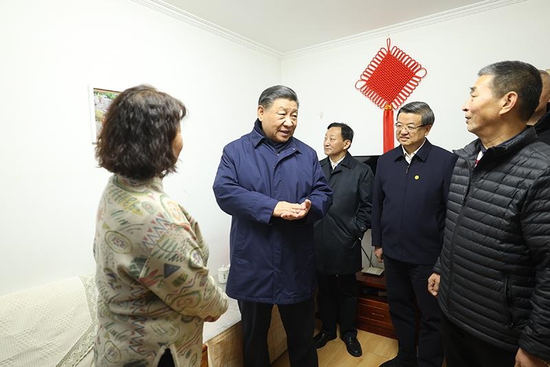 2023年11月10日，習(xí)近平總書記在河北保定涿州市永濟(jì)秀園小區(qū)居民董彩英家看望慰問。