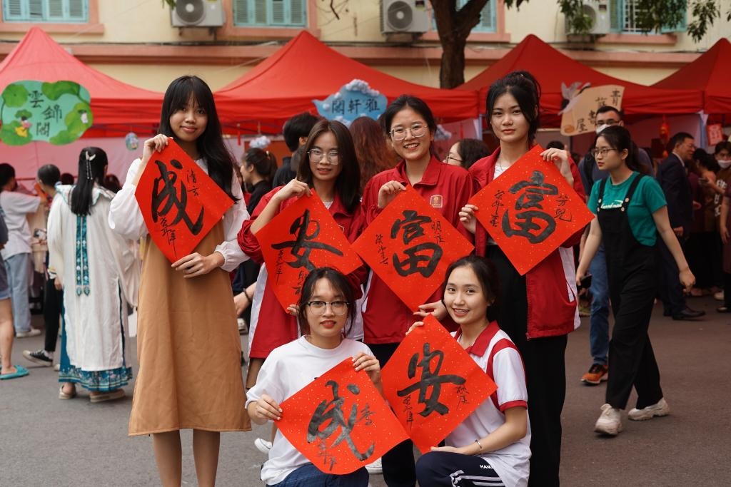 2023年4月21日，在越南河內(nèi)大學(xué)孔子學(xué)院，越南大學(xué)生展示漢字書(shū)法作品。新華社記者胡佳麗攝