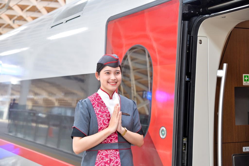 12月12日，乘務(wù)人員在印度尼西亞雅加達(dá)的哈利姆車(chē)站站臺(tái)歡迎乘坐雅萬(wàn)高鐵的乘客。新華社記者徐欽攝