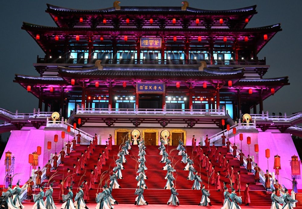 這是2023年5月18日在陜西省西安市大唐芙蓉園拍攝的中國—中亞峰會歡迎儀式。新華社記者 申宏 攝