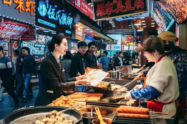 當(dāng)?shù)劂y行工作人員向個(gè)體經(jīng)營(yíng)者介紹金融服務(wù)。受訪者供圖