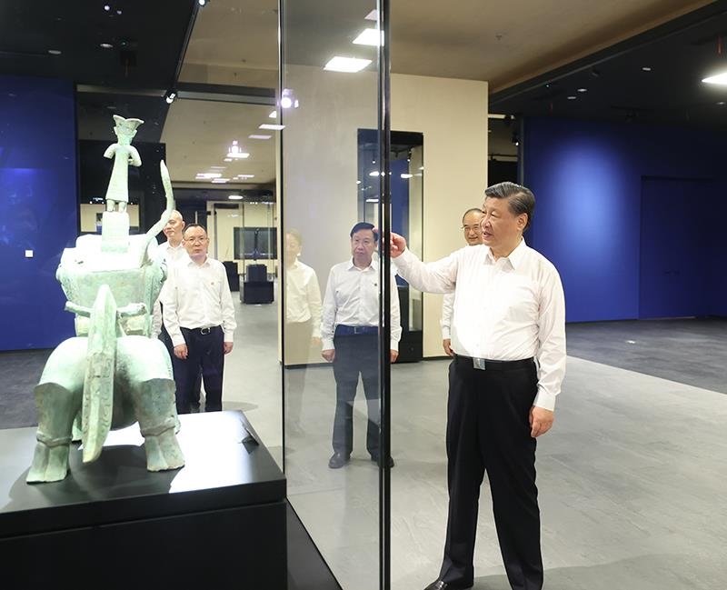 △2023年7月26日，習(xí)近平總書記在位于四川德陽(yáng)市廣漢市的三星堆博物館新館參觀。
