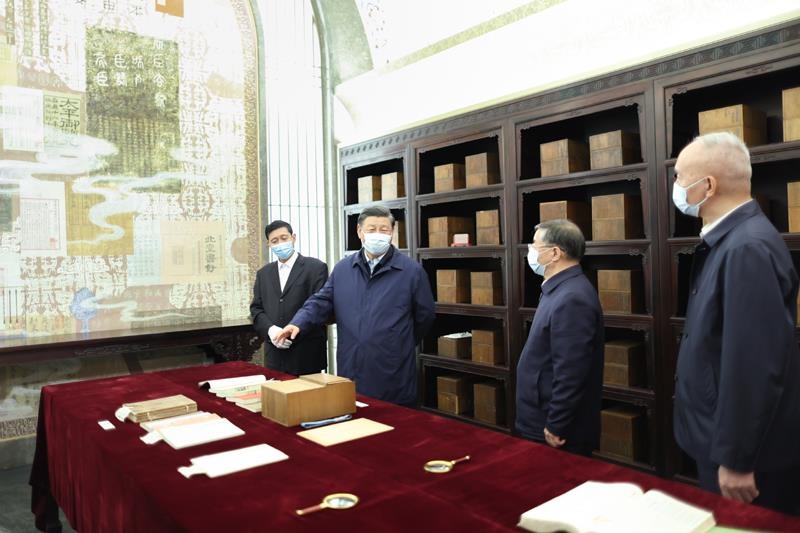 △2023年6月1日，習(xí)近平總書記在中國(guó)國(guó)家版本館考察時(shí)，在蘭臺(tái)洞庫(kù)了解館藏精品版本保存情況。